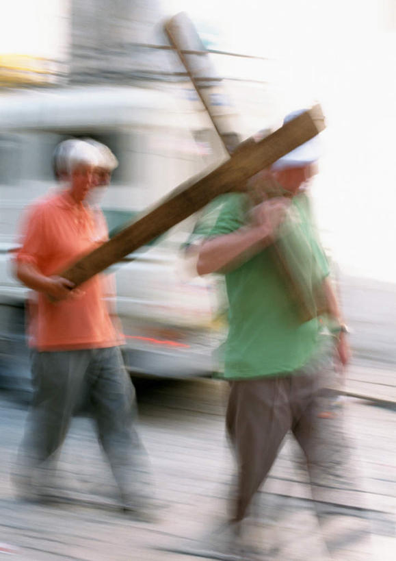 两个人,走,竖图,室外,白天,正面,道路,路,公路,汽车,以色列,亚洲,握,节日,十字架,交通,拿,拿着,文化,车,交通工具,轿车,扛,祈祷,健康,握着,许愿,宗教,信仰,纪念,祈求,基督教,天主教,西亚,刑具,以色列国,死刑,扛在肩上,平安,老年男性,男人,男性,阿拉伯人,白种人,亚洲人,马路,步行,散步,走路,半身,彩图