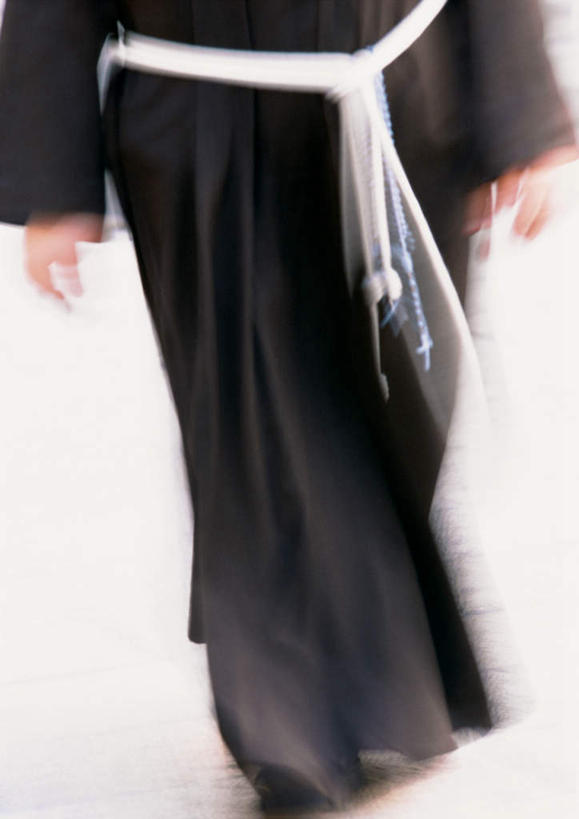 一个人,走,竖图,俯视,室内,白天,以色列,亚洲,仅一个年轻女性,仅一个女性,仅一个人,传统服饰,服装,节日,文化,祈祷,健康,许愿,宗教,信仰,纪念,祈求,基督教,天主教,西亚,耶路撒冷,以色列国,平安,年轻女性,女人,女性,阿拉伯人,白种人,亚洲人,步行,散步,走路,半身,彩图,高角度拍摄