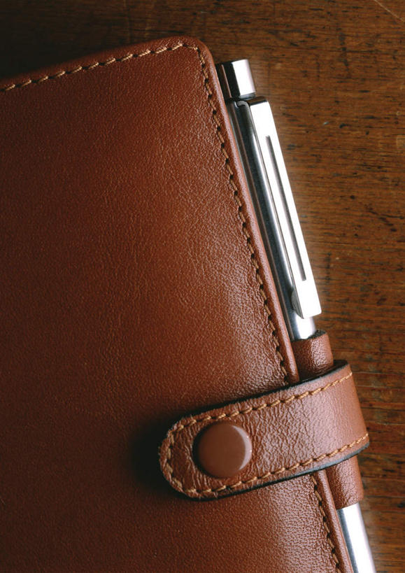 无人,竖图,俯视,室内,特写,白天,桌子,静物,一本,笔,办公桌,办公用品,备忘录,钢笔,记事本,皮革,本子,笔记本,摄影,影棚,褐色背景,日记,一支,彩图,高角度拍摄,影棚拍摄,拍摄