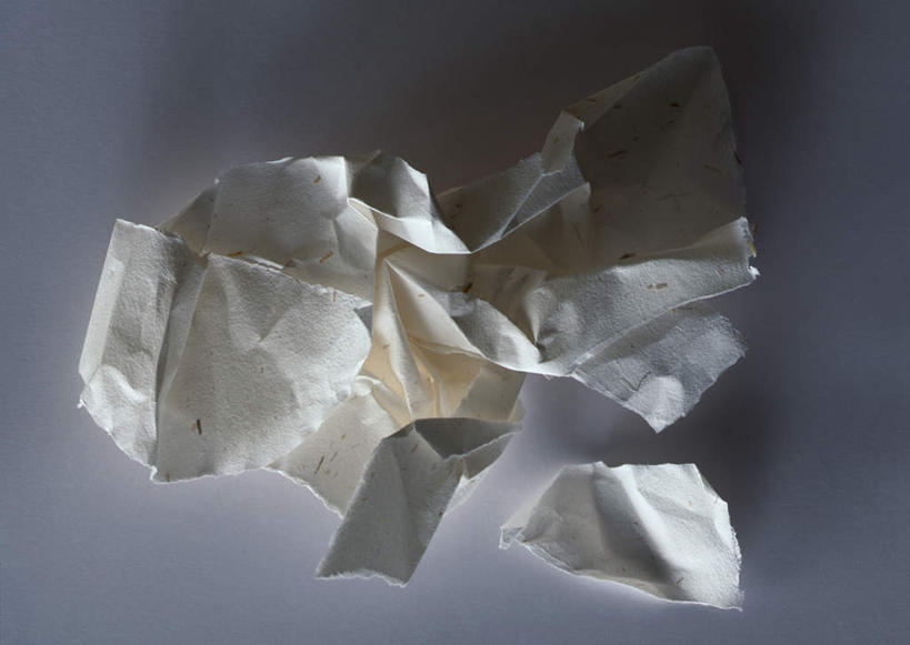 无人,横图,俯视,室内,特写,白天,白色背景,桌子,一团,废弃,褶皱,纸,垃圾,摄影,影棚,纸团,损坏,废物,彩图,高角度拍摄,影棚拍摄,拍摄