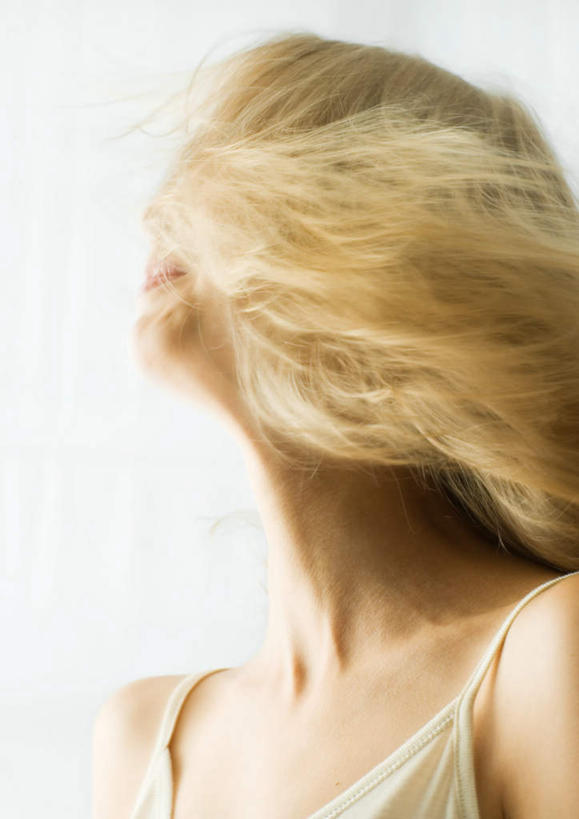 一个人,笑,微笑,竖图,室内,白天,正面,卧室,仅一个年轻女性,仅一个女性,仅一个人,摇摆,凌乱,注视,被子,看,关注,摇动,摇晃,年轻女性,女人,女性,抬头,仰头,半身,彩图,睡房,卧房