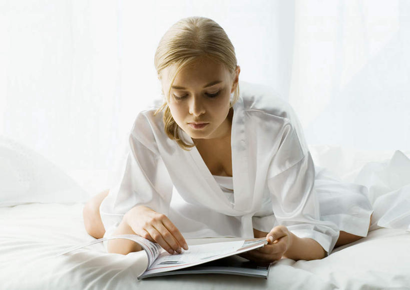 一个人,横图,室内,白天,正面,浴袍,阅读,床,卧室,杂志,仅一个年轻女性,仅一个女性,仅一个人,撑,握,学习,睡衣,床单,拿,拿着,注视,被子,白色,观察,看,趴着,读书,浏览,握着,单人床,观看,察看,撑着,被单,关注,年轻女性,女人,女性,趴,半身,彩图,汤帷子,浴衣,睡房,卧房