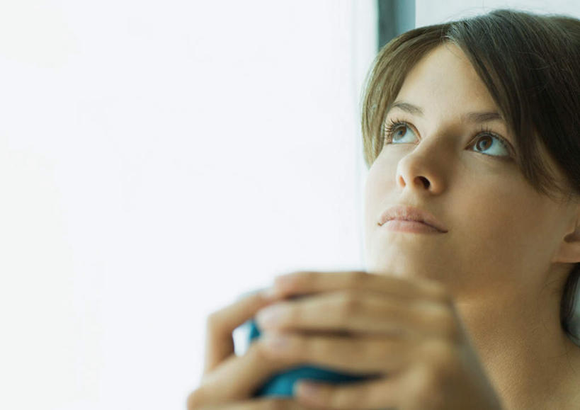 一个人,坐,捧,横图,室内,白天,正面,卧室,杯子,仅一个年轻女性,仅一个女性,仅一个人,瓷器,咖啡杯,陶瓷制品,注视,观察,看,观看,察看,关注,瓷杯,年轻女性,女人,女性,端,端着,捧着,手捧,抬头,仰头,坐着,半身,彩图,睡房,卧房