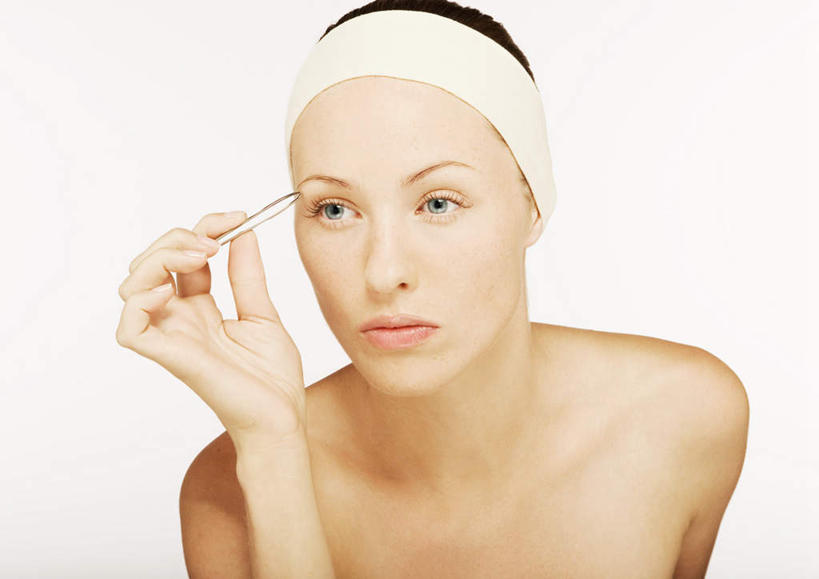 西方人,眉毛,一个人,站,横图,室内,特写,白天,白色背景,正面,欧洲,欧洲人,仅一个年轻女性,仅一个女性,仅一个人,戴,握,镊子,拿,拿着,注视,发带,裸露,发箍,观察,看,站着,握着,摄影,影棚,赤裸,观看,拔,戴着,察看,关注,裸,年轻女性,女人,女性,白种人,眉,眼眉,站立,半身,彩图,影棚拍摄,拍摄,眼眉毛