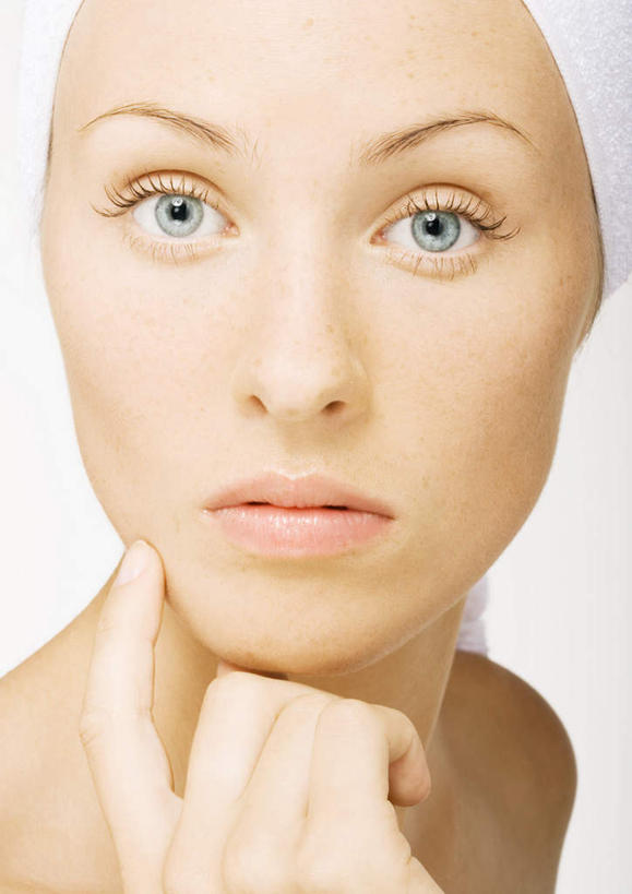 西方人,脸,脸颊,头发,一个人,站,摸,竖图,室内,特写,白天,白色背景,正面,欧洲,欧洲人,仅一个年轻女性,仅一个女性,仅一个人,一条,抚摸,注视,裸露,毛巾,观察,看,站着,摄影,影棚,赤裸,观看,裹,察看,关注,裸,裹着,年轻女性,女人,女性,白种人,脸部,脸蛋,面部,触摸,接触,站立,半身,彩图,影棚拍摄,拍摄