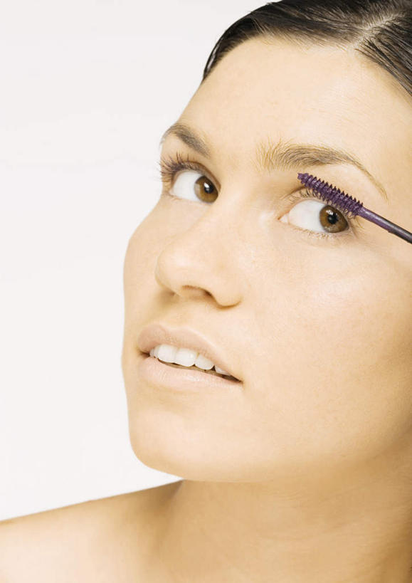 西方人,一个人,竖图,室内,特写,白天,白色背景,正面,化妆,美容,欧洲,欧洲人,仅一个年轻女性,仅一个女性,仅一个人,一把,护肤,注视,化妆刷,观察,看,保养,享受,休闲,放松,摄影,影棚,观看,察看,睫毛刷,关注,养颜,年轻女性,女人,女性,白种人,半身,彩图,影棚拍摄,拍摄