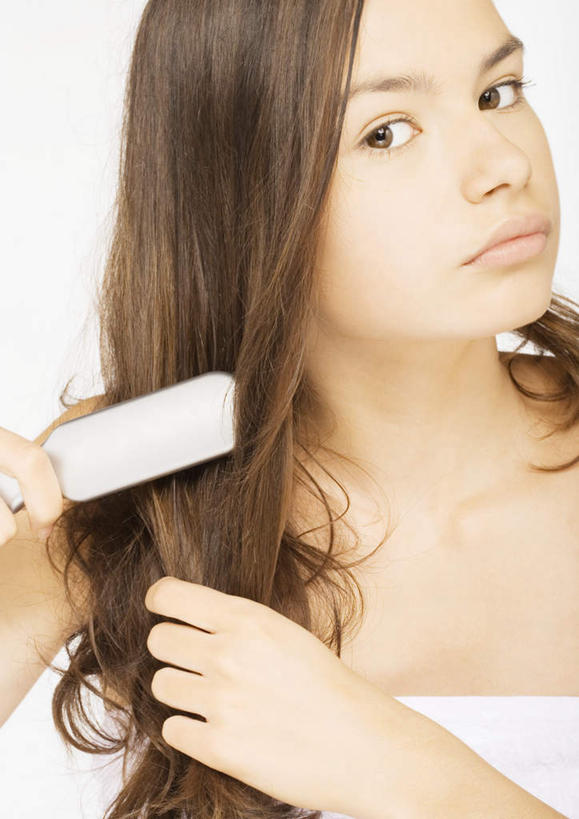 西方人,一个人,竖图,室内,特写,白天,白色背景,正面,欧洲,欧洲人,仅一个年轻女性,仅一个女性,仅一个人,握,拿,梳子,拿着,梳头,注视,观察,看,握着,摄影,影棚,观看,察看,关注,年轻女性,女人,女性,白种人,半身,彩图,影棚拍摄,拍摄