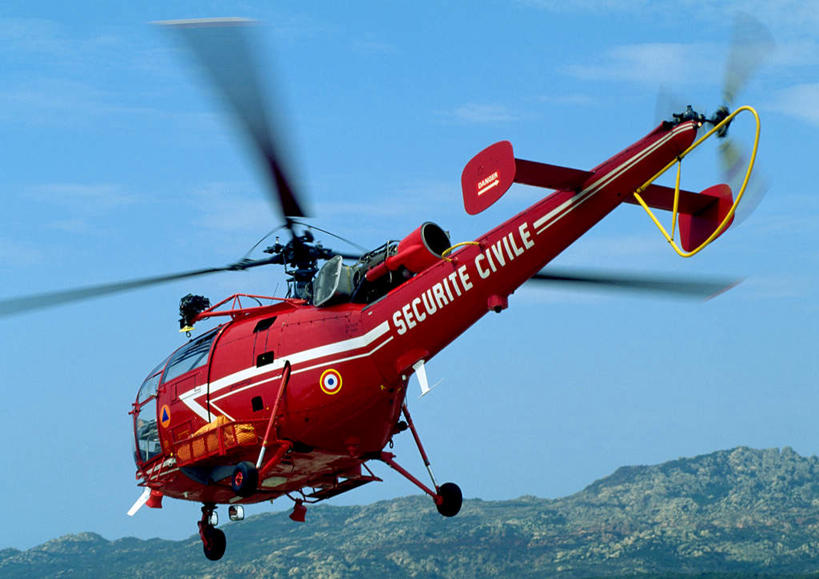 无人,横图,室外,白天,仰视,山,山脉,飞机,英文,标志,文字,字符,字母,山峰,云,云朵,山峦,云彩,航空,标识,红色,蓝色,白云,蓝天,天空,交通工具,群山,天,一架,晴朗,直升机,直升飞机,晴空,彩图,低角度拍摄