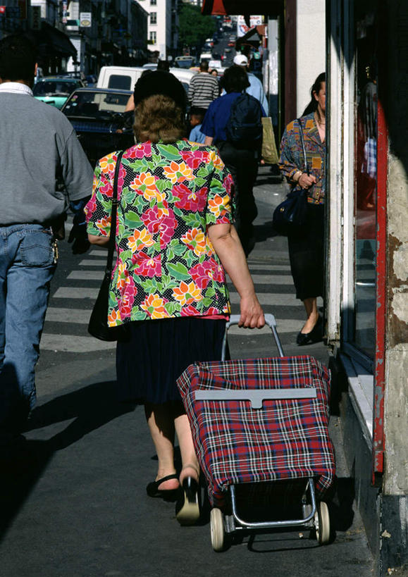 西方人,背部,竖图,室外,白天,正面,标志建筑,道路,地标,建筑,路,人行横道,公路,汽车,欧洲,欧洲人,建筑群,交通,许多人,建设,车,交通工具,轿车,一群人,人行横道线,男人,男性,女人,女性,中年男性,中年女性,白种人,斑马线,马路,半身,彩图,手拉车