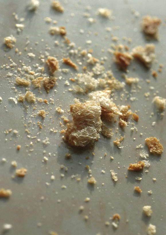 面包,无人,竖图,俯视,室内,特写,白天,许多,阴影,散落,光线,影子,灯光,凌乱,面包屑,彩图,高角度拍摄