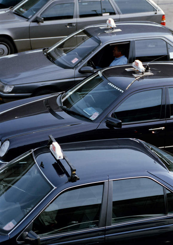 无人,竖图,俯视,室外,白天,出租车,汽车,一排,整齐,车,排列,黑色,交通工具,轿车,队列,四辆,彩图,高角度拍摄