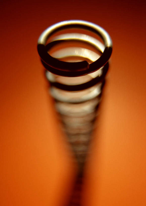 无人,竖图,俯视,室内,特写,白天,金属制品,一根,橙色背景,朦胧,模糊,弹簧,摄影,影棚,彩图,高角度拍摄,影棚拍摄,拍摄