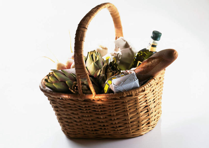 面包,无人,横图,室内,白天,白色背景,正面,蔬菜,新鲜,篮子,朝鲜蓟,蛋,鸡蛋,橄榄油,黄油,食品,白葡萄酒,购物篮,玻璃制品,酒瓶,食物,一个,玻璃瓶,瓶子,摄影,有机食品,绿色食品,影棚,单个,奶制品,彩图,影棚拍摄,拍摄