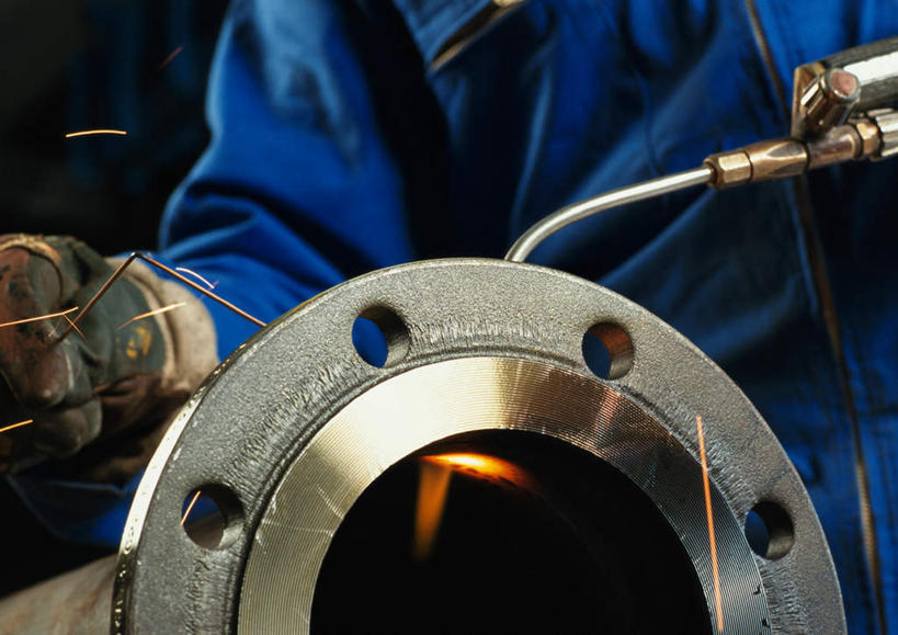 一个人,工厂,站,横图,室内,白天,正面,仅一个男性,仅一个人,仅一个中年男性,戴,握,钢铁,金属,火焰,拿,拿着,手套,站着,握着,工业,焊接,戴着,焊枪,铸造,男人,男性,中年男性,站立,半身,彩图,工地,制造厂