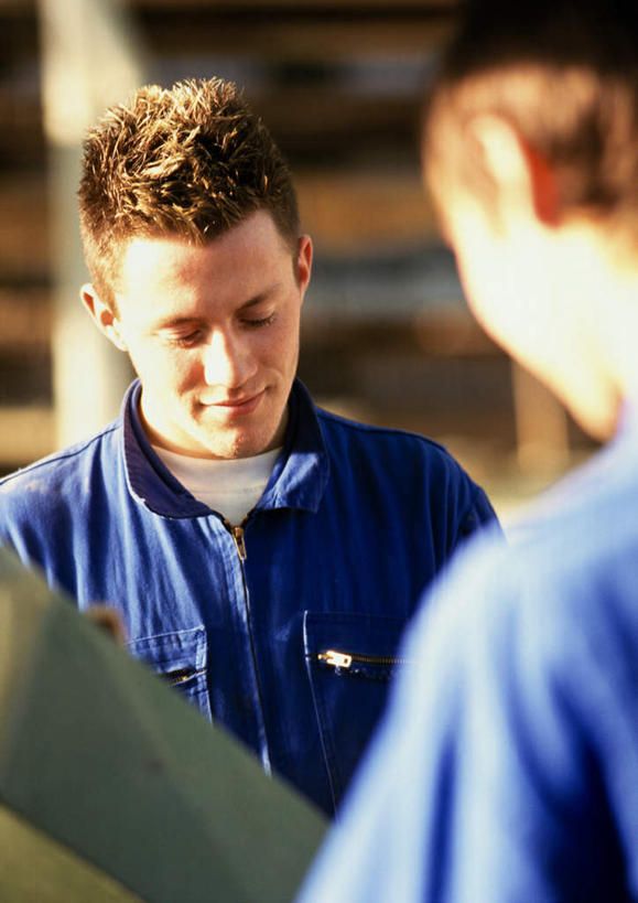 西方人,两个人,站,笑,微笑,露齿笑,竖图,室外,白天,正面,工作服,制服,欧洲,欧洲人,蓝色,低头,站着,工作制服,男人,男性,年轻男性,白种人,站立,半身,彩图,工作套服