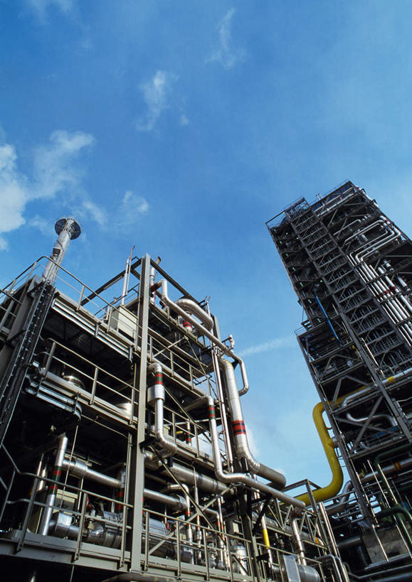 无人,工厂,竖图,室外,白天,仰视,标志建筑,地标,建筑,云,云朵,建筑群,云彩,建设,蓝色,白云,蓝天,天空,天,发电厂,发电站,工业,晴朗,晴空,彩图,低角度拍摄,工地,制造厂