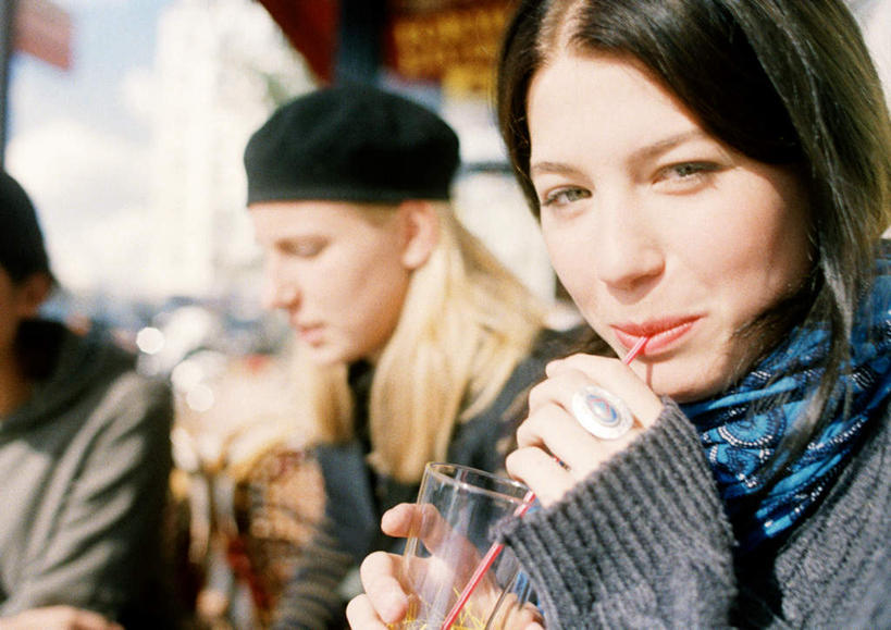 西方人,三个人,伙伴,朋友,笑,微笑,横图,室外,白天,正面,友谊,街道,杯子,欧洲,欧洲人,阴影,光线,影子,玻璃制品,阳光,水杯,吸管,无边帽,友情,年轻女性,女人,女性,白种人,玻璃杯,半身,彩图