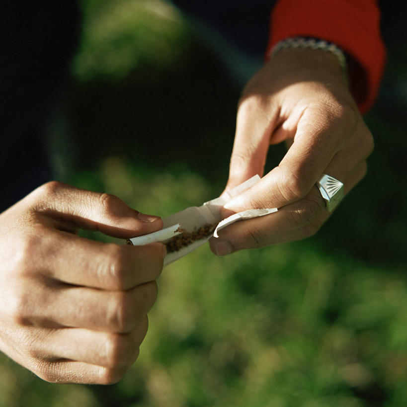 西方人,一个人,方图,俯视,室外,特写,白天,旅游,度假,草地,草坪,植物,香烟,欧洲,非洲,黑人,欧洲人,仅一个男性,仅一个人,朦胧,模糊,烛光,燃烧,娱乐,草,仅一个年轻男性,绿色,戒指,点燃,享受,休闲,烟,放松,灰烬,户外运动,男人,男性,年轻男性,非洲人,卷烟,烟草,纸烟,半身,彩图,高角度拍摄