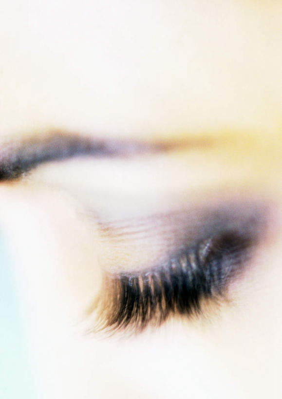 西方人,眉毛,睫毛,一个人,闭眼,竖图,室内,特写,白天,正面,化妆,美容,欧洲,欧洲人,仅一个年轻女性,仅一个女性,仅一个人,护肤,彩妆,保养,享受,休闲,眼影,放松,养颜,年轻女性,女人,女性,白种人,睫,眉,眼睫毛,眼眉,闭眼睛,闭着眼,闭着眼睛,半身,彩图,眼眉毛