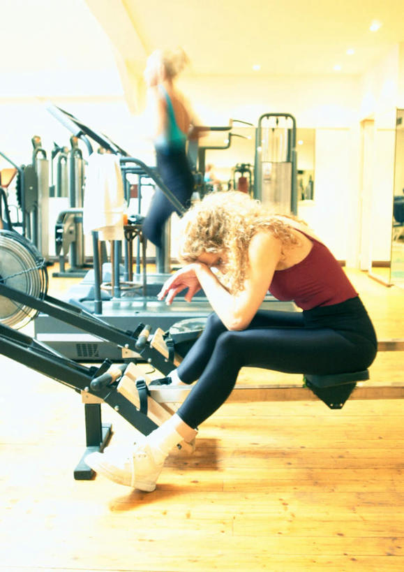 西方人,两个人,健身房,坐,跑,竖图,室内,白天,侧面,锻炼,运动,地板,欧洲,欧洲人,地面,木地板,健身器械,健身服,椭圆机,体育,年轻女性,女人,女性,白种人,跑步,坐着,半身,彩图,健身,健身馆,跑步机