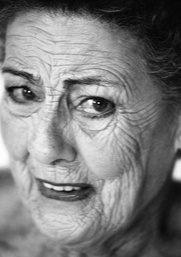 西方人,脸,头,脸颊,皱纹,一个人,竖图,黑白,室内,特写,白天,正面,欧洲,欧洲人,仅一个女性,仅一个人,仅一个老年女性,老年女性,女人,女性,白种人,头部,脸部,脸蛋,面部,半身