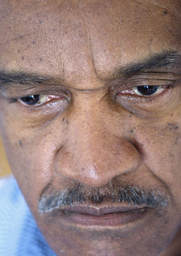 西方人,脸,头,脸颊,胡须,一个人,竖图,室内,特写,白天,正面,欧洲,欧洲人,仅一个男性,仅一个人,仅一个老年男性,老年男性,男人,男性,白种人,头部,胡子,脸部,脸蛋,面部,半身,彩图