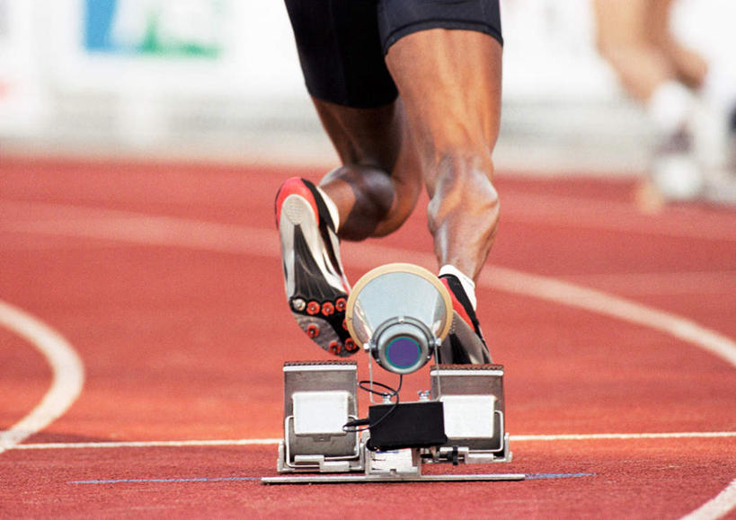 西方人,腿部,脚,脚后跟,踝,腿,两个人,起跑线,起点,横图,室外,特写,白天,锻炼,快乐,比赛,运动,竞争,鞋子,欧洲,非洲,黑人,欧洲人,朦胧,模糊,起跑器,跑道,娱乐,体育场,背面,休闲,跑鞋,体育运动,扩音器,助跑器,体育,男人,男性,年轻男性,非洲人,脚底,半身,彩图,健身,起跑点