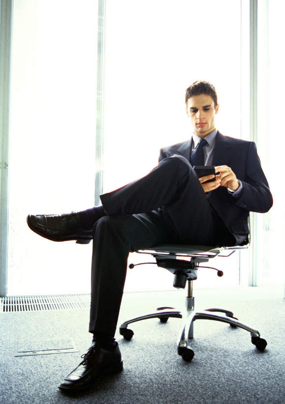 西方人,一个人,商务人士,商务男性,坐,竖图,室内,白天,正面,衬衫,椅子,欧洲,欧洲人,仅一个男性,仅一个人,握,套装,备忘录,转椅,拿,拿着,仅一个年轻男性,电脑椅,握着,旋转椅,商务装,工薪阶层,男人,男性,年轻男性,白种人,白领,上班族,坐着,彩图,全身,衬衣