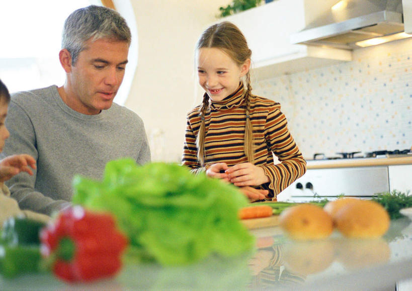 西方人,儿童,三个人,站,坐,笑,微笑,露齿笑,横图,室内,白天,正面,餐桌,厨房,窗户,桌子,萝卜,胡萝卜,辣椒,土豆,欧洲,欧洲人,生菜,玻璃窗,小孩,站着,餐台,油烟机,辣角,红海椒,大椒,辣虎,广椒,馍馍蛋,男孩,男人,男性,年轻男性,女孩,女人,女性,白种人,洋芋,山药蛋,马铃薯,辣子,红萝卜,红辣椒,海椒,甘荀,番椒,站立,坐着,半身,彩图,灶间,男生,女生