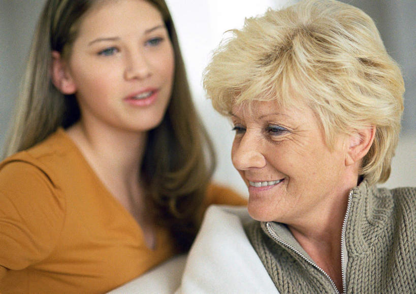 西方人,两个人,家庭,母亲,女儿,站,笑,微笑,露齿笑,横图,室内,白天,正面,欧洲,欧洲人,朦胧,模糊,站着,温暖,温馨,母女,一家人,母爱,和睦,老年女性,年轻女性,女人,女性,白种人,站立,半身,彩图,融洽