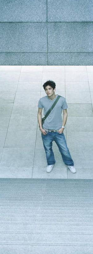 西方人,一个人,坐,竖图,俯视,室内,白天,楼梯,欧洲,欧洲人,仅一个男性,仅一个人,阴影,光线,包,皮包,影子,阶梯,台阶,仅一个年轻男性,阳光,单肩包,双手抄兜,双手放兜,男人,男性,年轻男性,白种人,插兜,两手抄兜,两手放兜,手插兜,手放口袋,坐着,彩图,高角度拍摄,全身,手抄兜