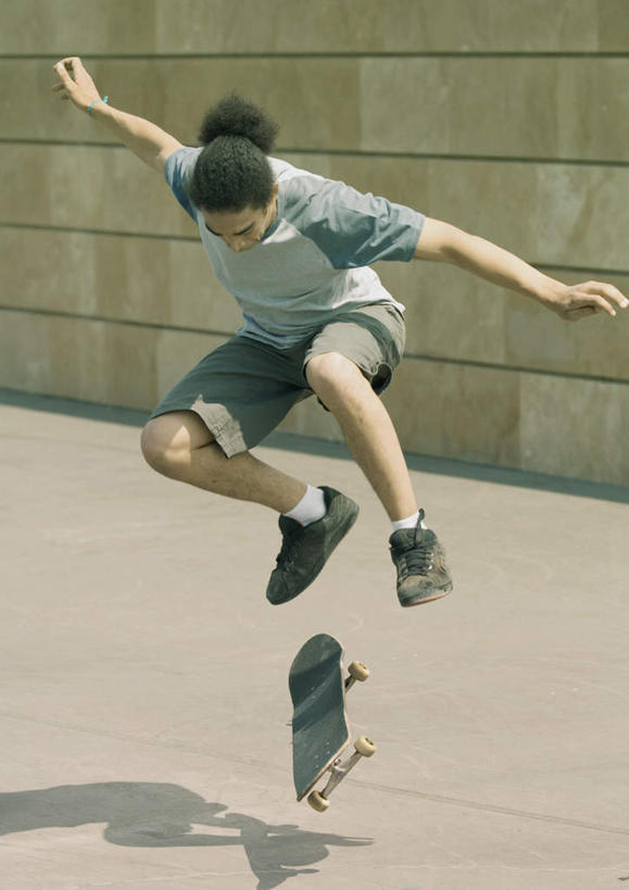 西方人,一个人,跳,伸展双臂,竖图,室外,白天,正面,锻炼,运动,欧洲,欧洲人,仅一个男性,仅一个人,阴影,光线,影子,半空,仅一个年轻男性,阳光,滑板,体育,轮滑,男人,男性,年轻男性,白种人,敞开双臂,伸开双臂,跳跃,展开双肩,张开手臂,张开双臂,彩图,全身,健身