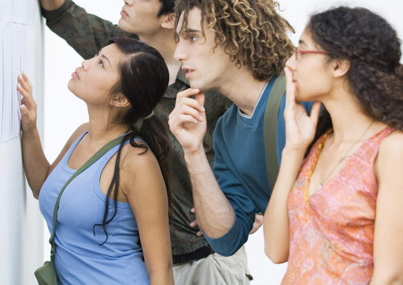 西方人,四个人,伙伴,朋友,学校,教学楼,站,摸,横图,室内,白天,侧面,友谊,欧洲,欧洲人,抚摸,包,皮包,墙,手叉腰,校园,墙壁,墙面,叉腰,站着,遮,单肩包,遮挡,查找,清单,遮盖,成绩单,遮蔽,友情,男人,男性,年轻男性,年轻女性,女人,女性,白种人,触摸,接触,站立,半身,彩图,教室楼,教学大楼