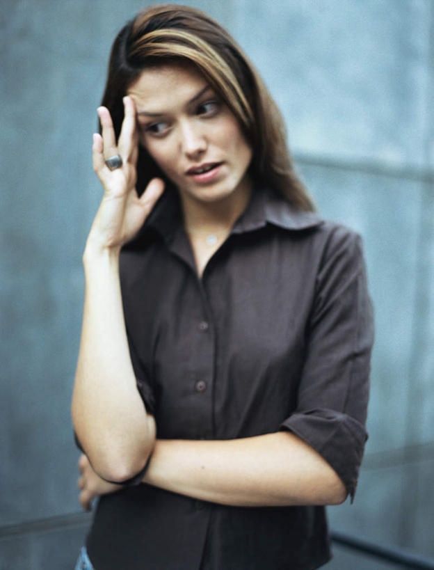 西方人,一个人,商务人士,商务女性,站,竖图,室内,白天,正面,衬衫,欧洲,欧洲人,仅一个年轻女性,仅一个女性,仅一个人,套装,装饰,戒指,站着,抱胸,搭,搭着,商务装,工薪阶层,年轻女性,女人,女性,白种人,白领,上班族,站立,半身,彩图,衬衣