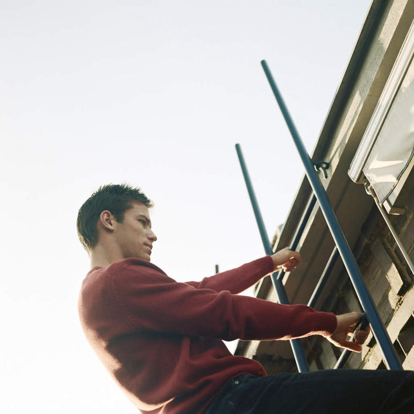 西方人,一个人,攀登,竖图,室内,白天,侧面,仰视,欧洲,欧洲人,仅一个男性,仅一个人,阴影,光线,梯子,影子,扶梯,仅一个年轻男性,蓝色,蓝天,天空,阳光,天,爬,男人,男性,年轻男性,白种人,攀爬,半身,彩图,低角度拍摄