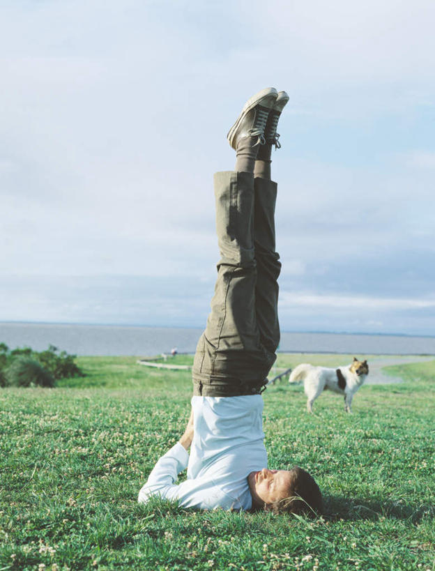 西方人,一个人,坐,双手交叉,竖图,室外,白天,侧面,楼梯,欧洲,欧洲人,仅一个男性,仅一个人,阴影,光线,影子,阶梯,台阶,仅一个年轻男性,阳光,双手抱胸,男人,男性,年轻男性,白种人,坐着,彩图,全身