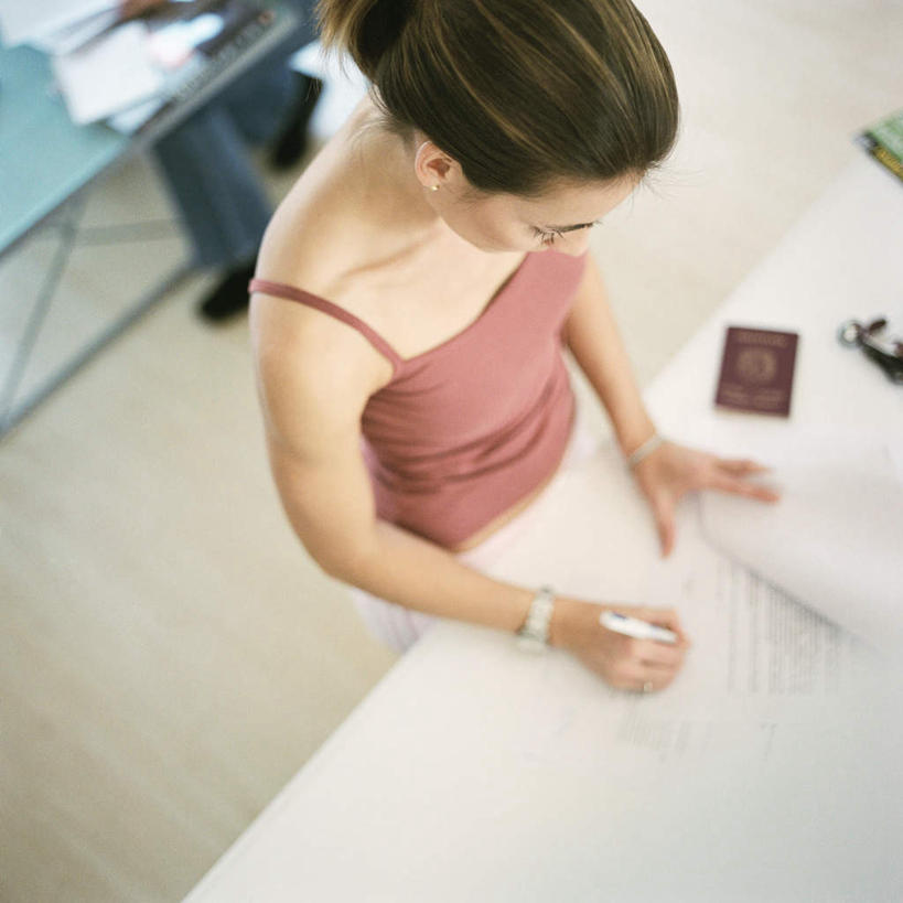 西方人,两个人,伙伴,朋友,站,坐,方图,俯视,室内,白天,友谊,桌子,欧洲,欧洲人,握,笔,材料,档案,文件,办公桌,拿,拿着,资料,记录,签,站着,握着,签名,护照,文档,身份,登记,友情,男人,男性,年轻男性,年轻女性,女人,女性,白种人,站立,坐着,半身,彩图,高角度拍摄