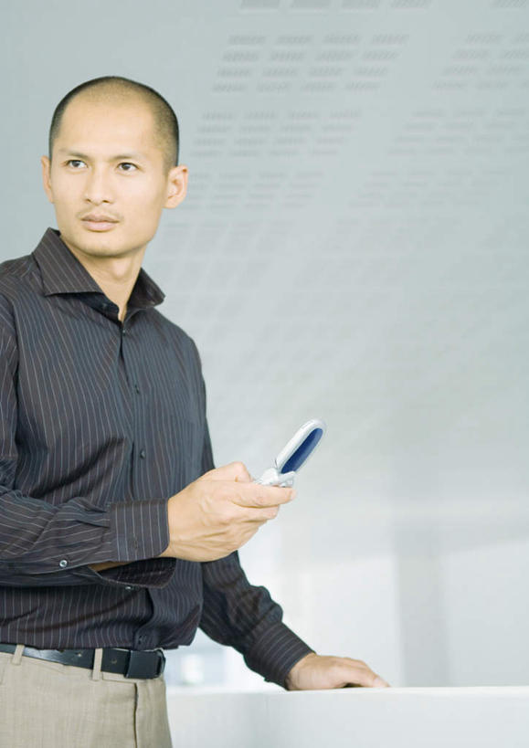 东方人,一个人,商务人士,商务男性,打电话,竖图,室内,白天,正面,衬衫,电话,手机,亚洲,仅一个男性,仅一个人,敲打,握,套装,拿,拿着,黄种人,输入,通讯设备,仅一个年轻男性,打字,握着,点击,敲击,商务装,工薪阶层,投影幕,交流,按键,男人,男性,年轻男性,亚洲人,白领,上班族,沟通,通话,半身,彩图,衬衣