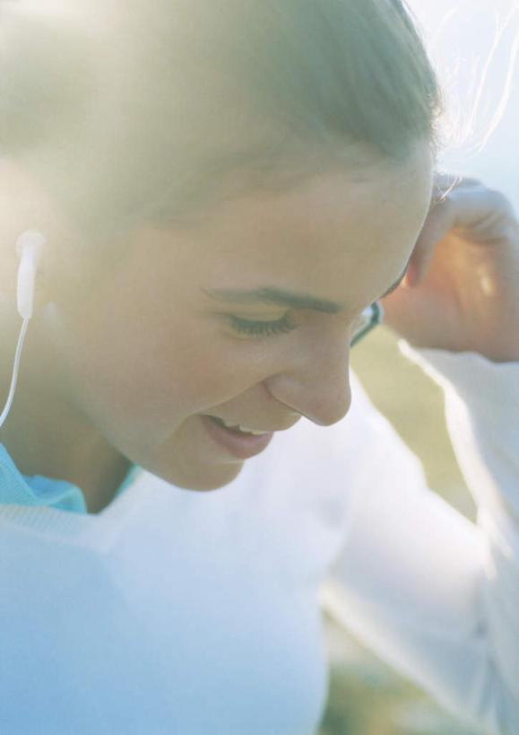 西方人,一个人,笑,微笑,露齿笑,竖图,室外,白天,正面,旅游,度假,快乐,满意,幸福,欧洲,欧洲人,仅一个年轻女性,仅一个女性,仅一个人,握,阴影,光线,影子,音响,音乐,拿,拿着,娱乐,阳光,耳机,享受,休闲,放松,握着,舒适,享乐,户外运动,年轻女性,女人,女性,白种人,半身,彩图