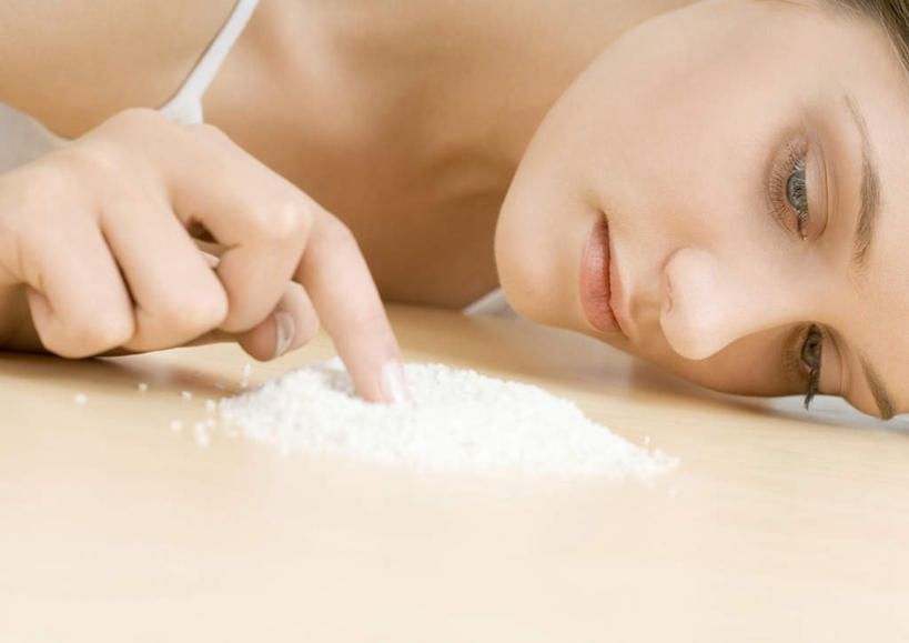 西方人,脸,头,脸颊,一个人,摸,竖图,室内,白天,正面,欧洲,欧洲人,仅一个年轻女性,仅一个女性,仅一个人,抚摸,粉扑,趴着,手指,摄影,影棚,美容工具,化妆工具,皂石,年轻女性,女人,女性,白种人,头部,脸部,脸蛋,面部,触摸,接触,趴,半身,彩图,影棚拍摄,拍摄