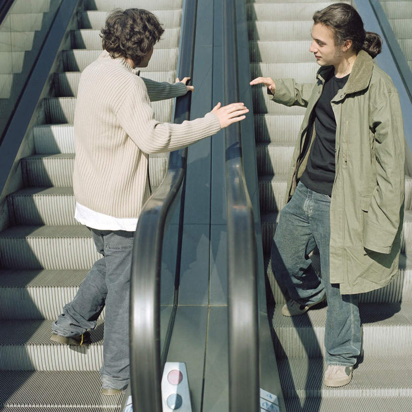 西方人,背部,两个人,伙伴,朋友,站,说,竖图,室外,白天,正面,友谊,电梯,欧洲,欧洲人,阴影,光线,影子,扶梯,阳光,站着,交流,友情,男人,男性,年轻男性,白种人,沟通,讲话,交谈,说话,谈话,站立,彩图,全身