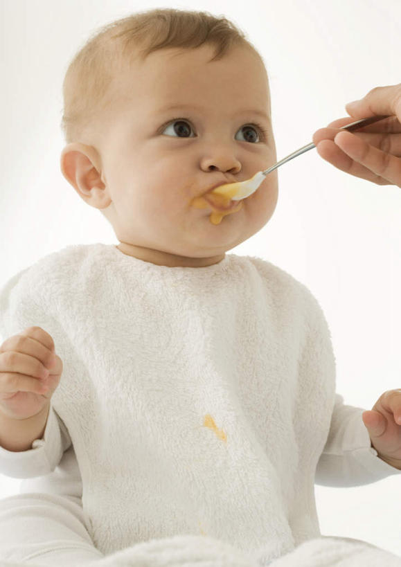 西方人,婴儿,儿童,两个人,家庭,母亲,儿子,吃,竖图,室内,白天,正面,纯洁,床,卧室,餐具,欧洲,欧洲人,握,勺子,床单,拿,围兜,拿着,被子,小孩,调羹,汤匙,温暖,温馨,母子,米糊,可爱,母爱,喂,握着,单人床,活泼,和睦,被单,面糊,宝宝,纯真,烂漫,无邪,亲子活动,亲子,伶俐,天真,男孩,男人,男性,年轻女性,女人,女性,白种人,孩子,进餐用具,烹调用具,嚼,食,半身,彩图,睡房,卧房,融洽,男生,女生