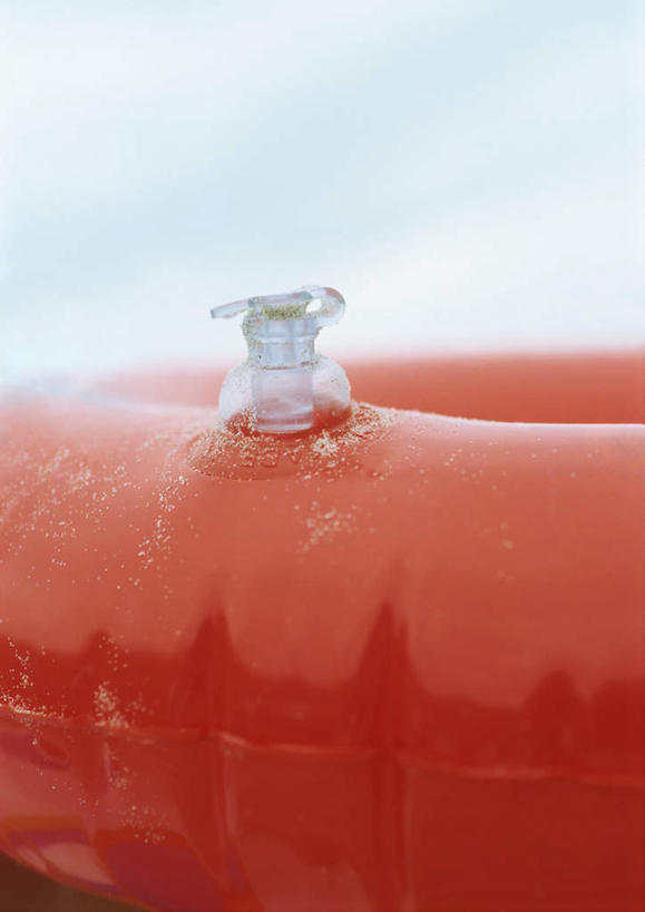 无人,竖图,室外,特写,白天,正面,旅游,度假,美景,静物,救生圈,景观,娱乐,一个,红色,蓝色,蓝天,天空,自然,游泳圈,天,享受,休闲,景色,放松,单个,自然风光,彩图