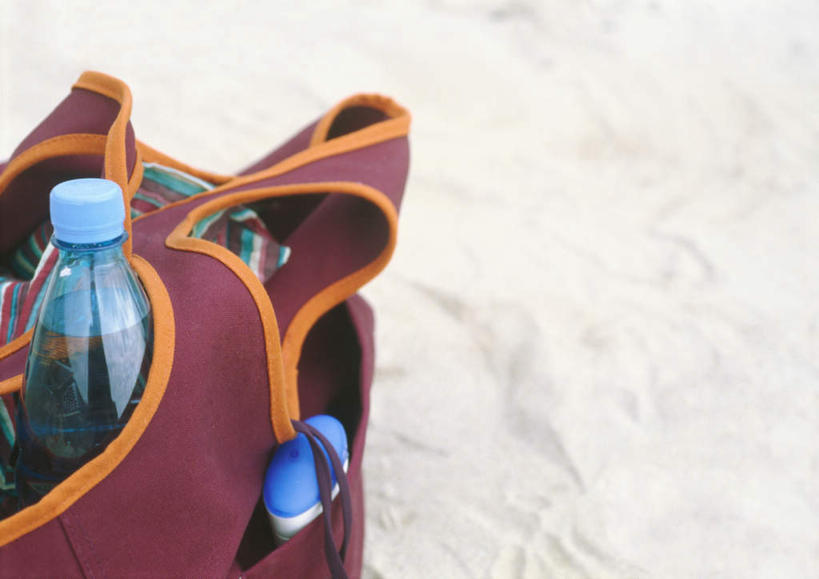 无人,横图,俯视,室外,特写,白天,旅游,度假,美景,沙滩,水,静物,包,壶,沙子,书包,液体,海岸,景观,水滴,沙地,娱乐,水壶,一个,自然,背包,茶壶,享受,休闲,沐浴乳,景色,放松,单个,沐浴露,自然风光,海滩,彩图,高角度拍摄,双肩包