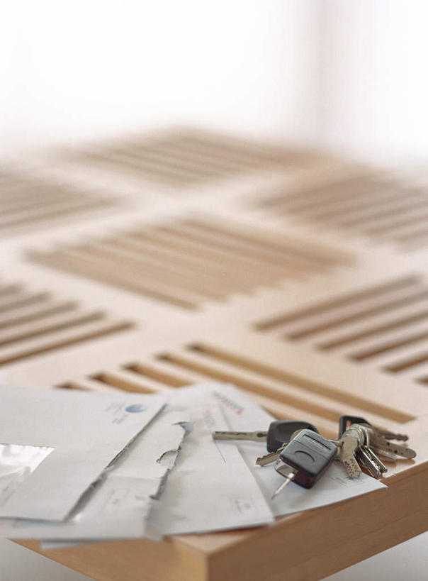 无人,竖图,俯视,室内,特写,白天,科技,餐桌,桌子,静物,许多,朦胧,模糊,网络,信息,标志,符号,数字,文字,邮件,信,钥匙,标识,邮箱,四个,通信,创意,餐台,彩图,高角度拍摄