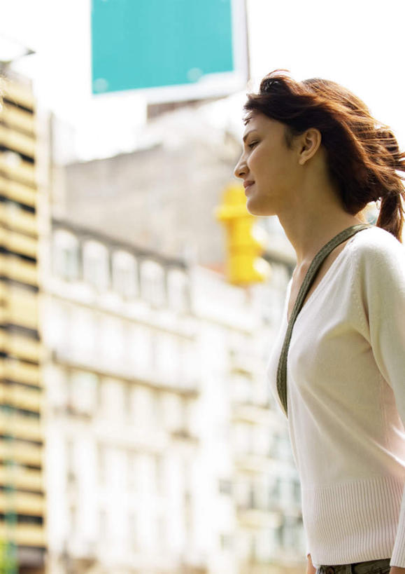 西方人,一个人,高楼大厦,站,竖图,室外,白天,仰视,安全,大厦,建筑,摩天大楼,欧洲,欧洲人,仅一个年轻女性,仅一个女性,仅一个人,阴影,光线,包,皮包,影子,红绿灯,信号灯,交通,阳光,站着,警示,单肩包,提示,忧郁,流通,交通信号灯,行人信号灯,年轻女性,女人,女性,白种人,站立,半身,彩图,低角度拍摄,大楼,高层建筑,高楼,摩天楼