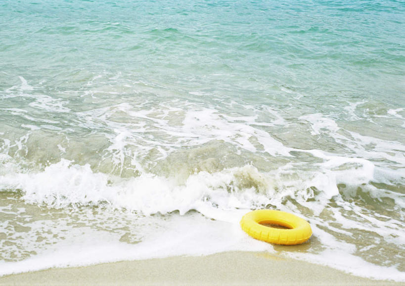 无人,横图,俯视,室外,特写,白天,海浪,海洋,沙滩,静物,朦胧,模糊,救生圈,沙子,海岸,浪花,沙地,一个,黄色,海水,游泳圈,单个,海景,大海,风浪,海,海水的波动,海滩,近岸浪,涌浪,彩图,高角度拍摄