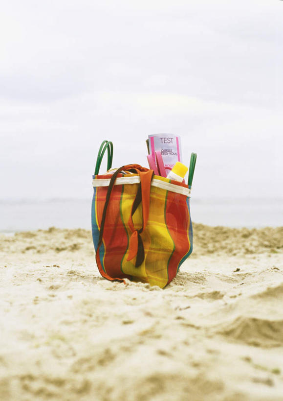 无人,竖图,俯视,室外,特写,白天,阅读,海浪,海洋,沙滩,静物,杂志,学习,朦胧,模糊,包,皮包,沙子,海岸,浪花,水平线,云,云朵,辽阔,海平线,沙地,云彩,蓝色,白云,蓝天,天空,海水,化妆品,天,看,广阔,读书,浏览,晴朗,一望无际,单肩包,防晒霜,海景,无边无际,一马平川,大海,风浪,海,海水的波动,海滩,近岸浪,涌浪,晴空,彩图,高角度拍摄,水天相接,水天一线