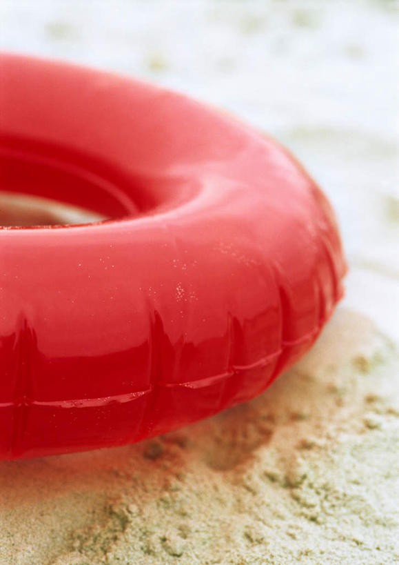 无人,竖图,室外,特写,白天,正面,沙滩,静物,朦胧,模糊,救生圈,沙子,海岸,沙地,一个,红色,游泳圈,单个,海滩,彩图