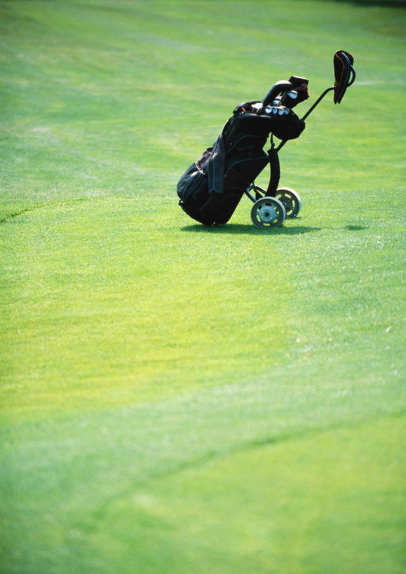 无人,竖图,俯视,室外,白天,旅游,度假,草地,草坪,植物,静物,阴影,朦胧,模糊,光线,高尔夫,高尔夫球,影子,球场,娱乐,高尔夫球场,草,一个,绿色,阳光,享受,休闲,放松,单个,高尔夫球杆,绿茵场,户外运动,高尔夫运动,高尔夫球具,高尔夫球杆包,高尔夫拉杆箱,高尔夫拉杆包,彩图,高角度拍摄